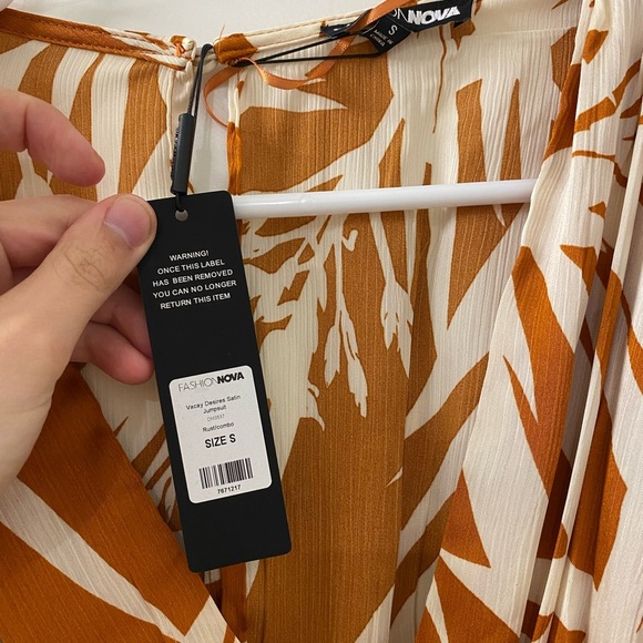 NWT Fashion Nova Vacay Desires Satin Jumpsuit Rust/ floral size small - Picture 3 of 5